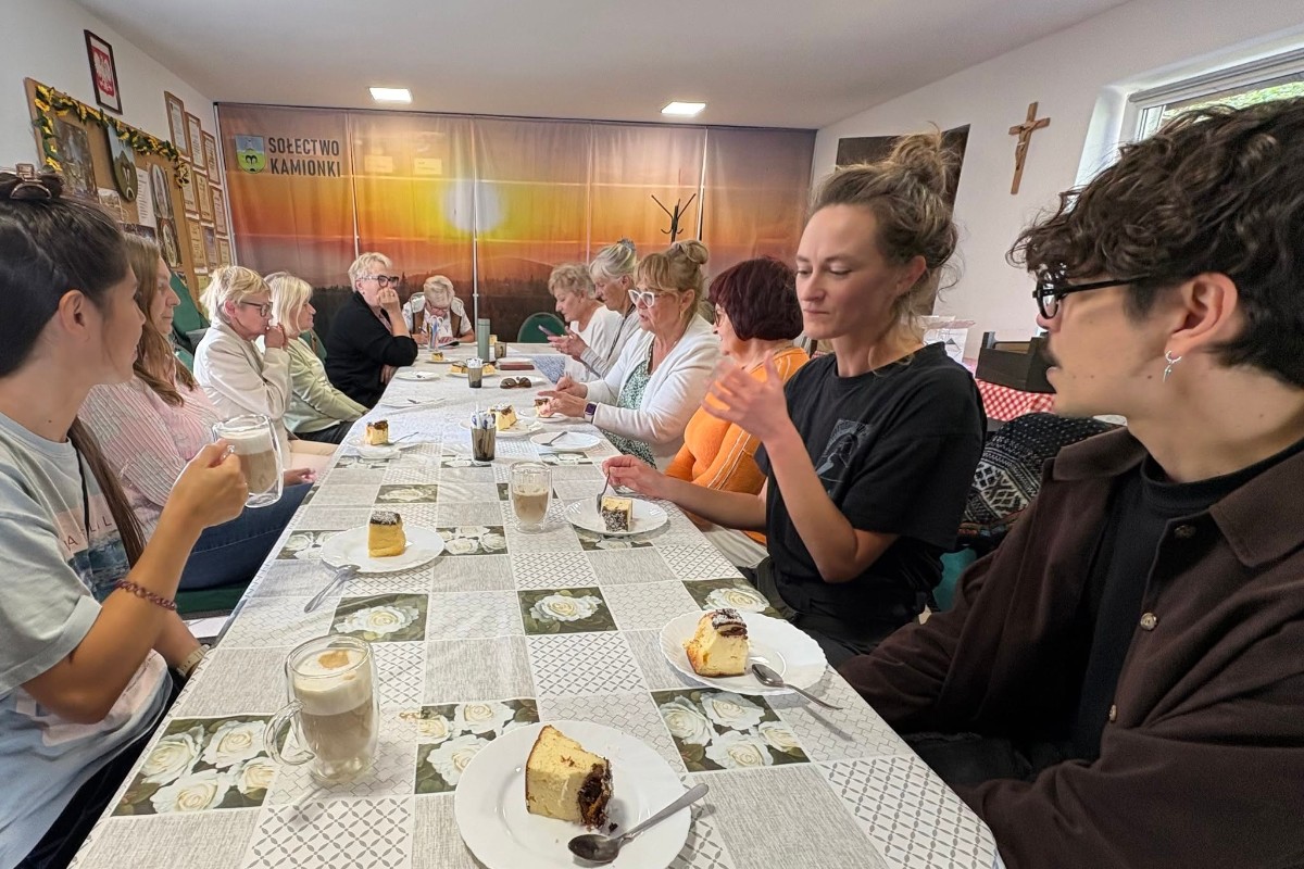 Residents of Kamionki meet the Tramontana artists-in-residence